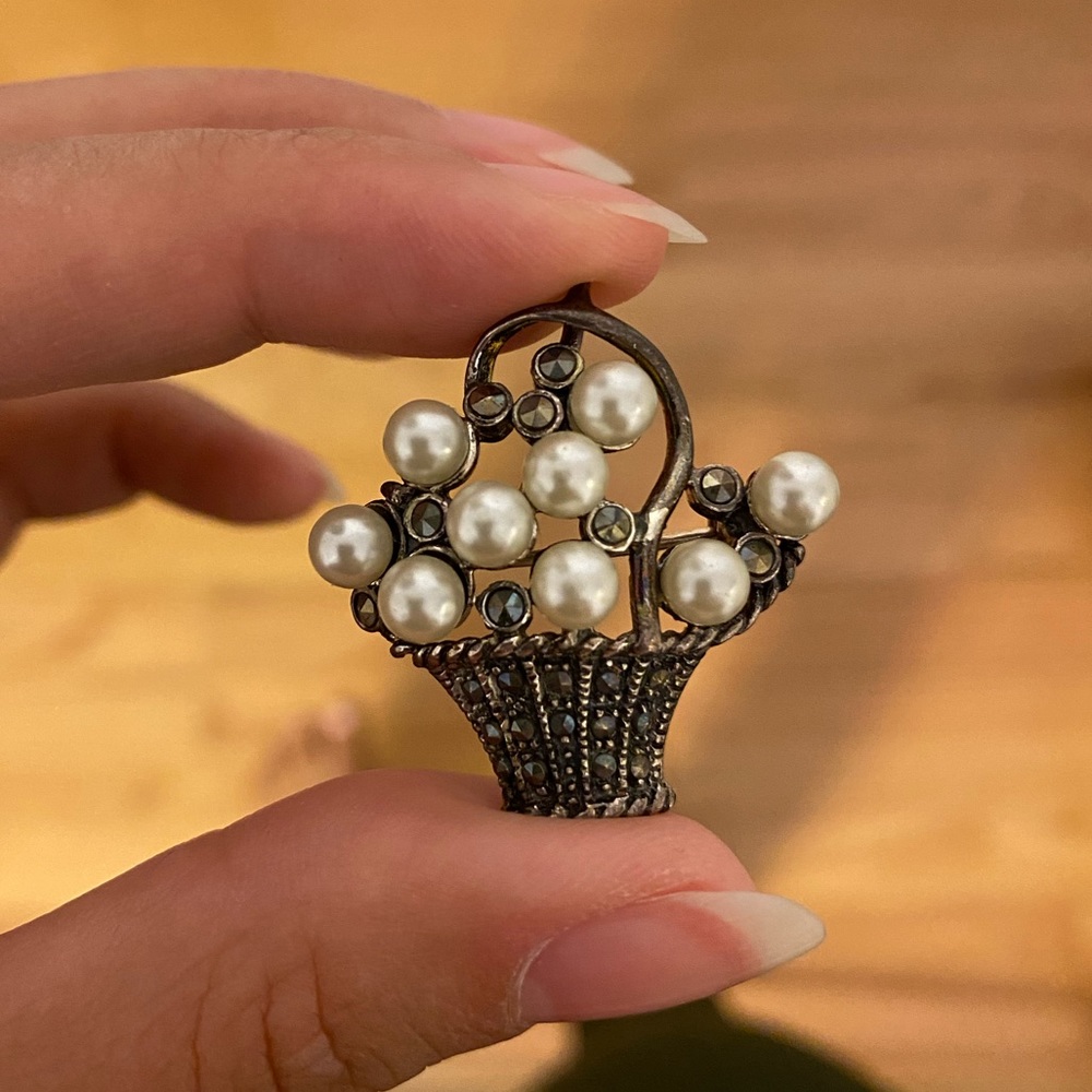 Pearl basket pin